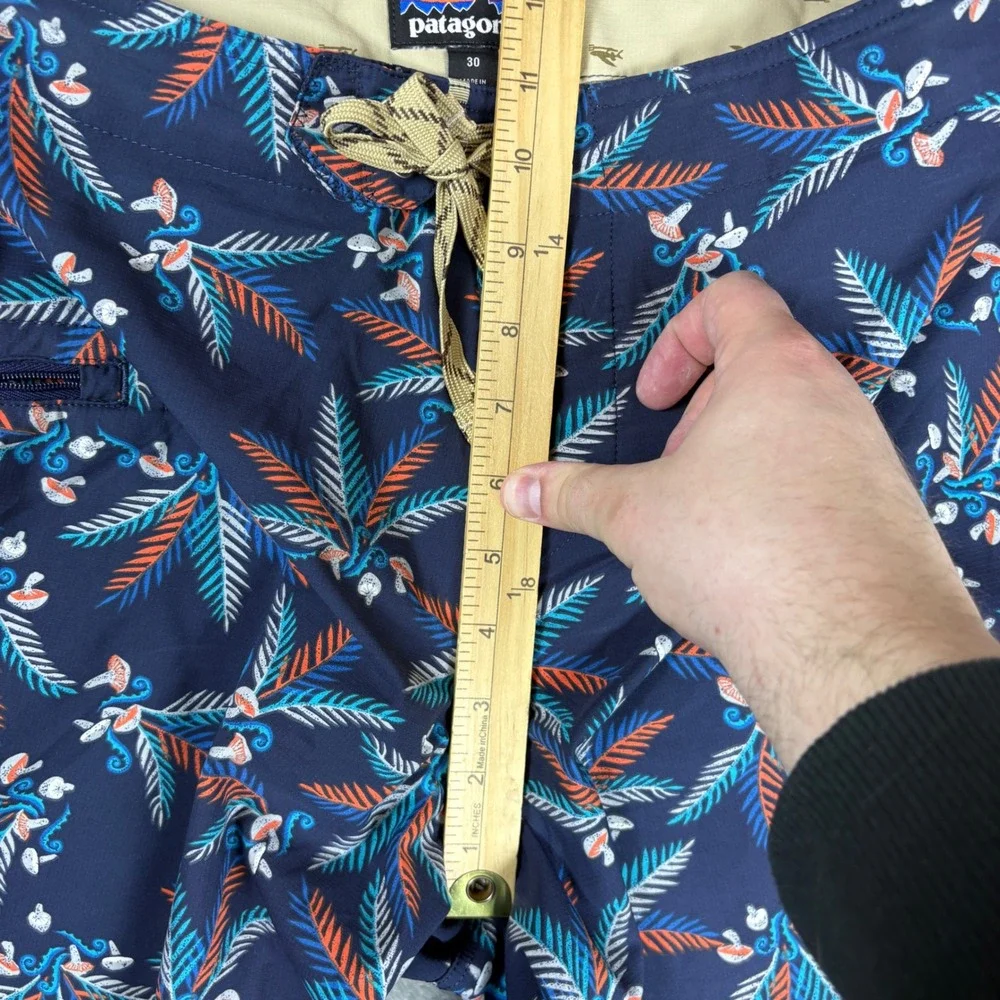 Patagonia Shorts Mens 30 Scallop Hem Board Shorts Tropical‎ Palm Mushroom Navy